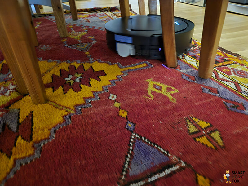 Der ECOVACS DEEBOT T80 OMNI hebt seine Wischwalze an, um einen Teppich nicht zu befeuchten.